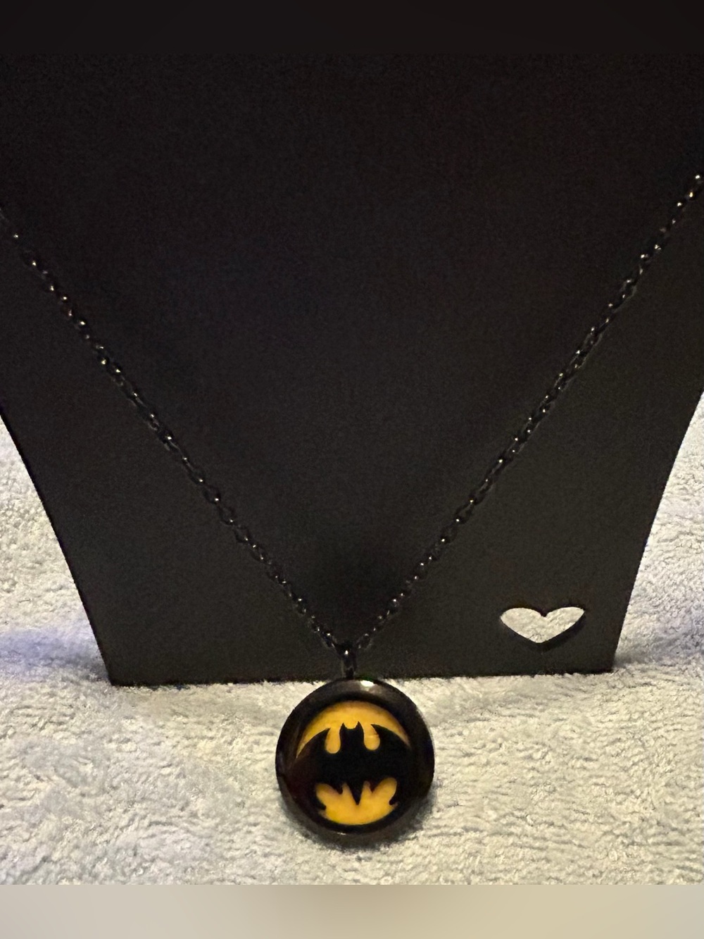 BATMAN FANDOM NECKLACE W/ VARIOUS COLOR OIL INFUSIBLE BACKGROUNDS/NWOT!
